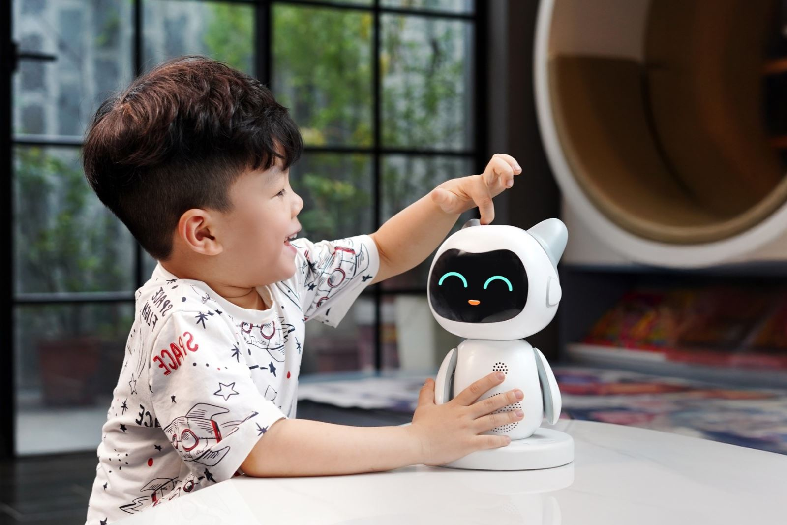 Các dòng robot AI để bàn thường được trang bị đầy đủ kết nối Wi-Fi, Bluetooth và ứng dụng di động đi kèm để đồng bộ nội dung liên tục.
