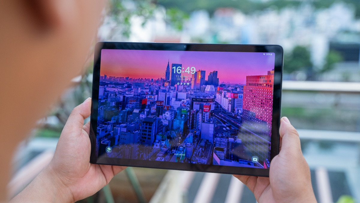 Máy tính bảng là sự kết hợp hài hòa giữa tính di động của smartphone và màn hình lớn của laptop. 