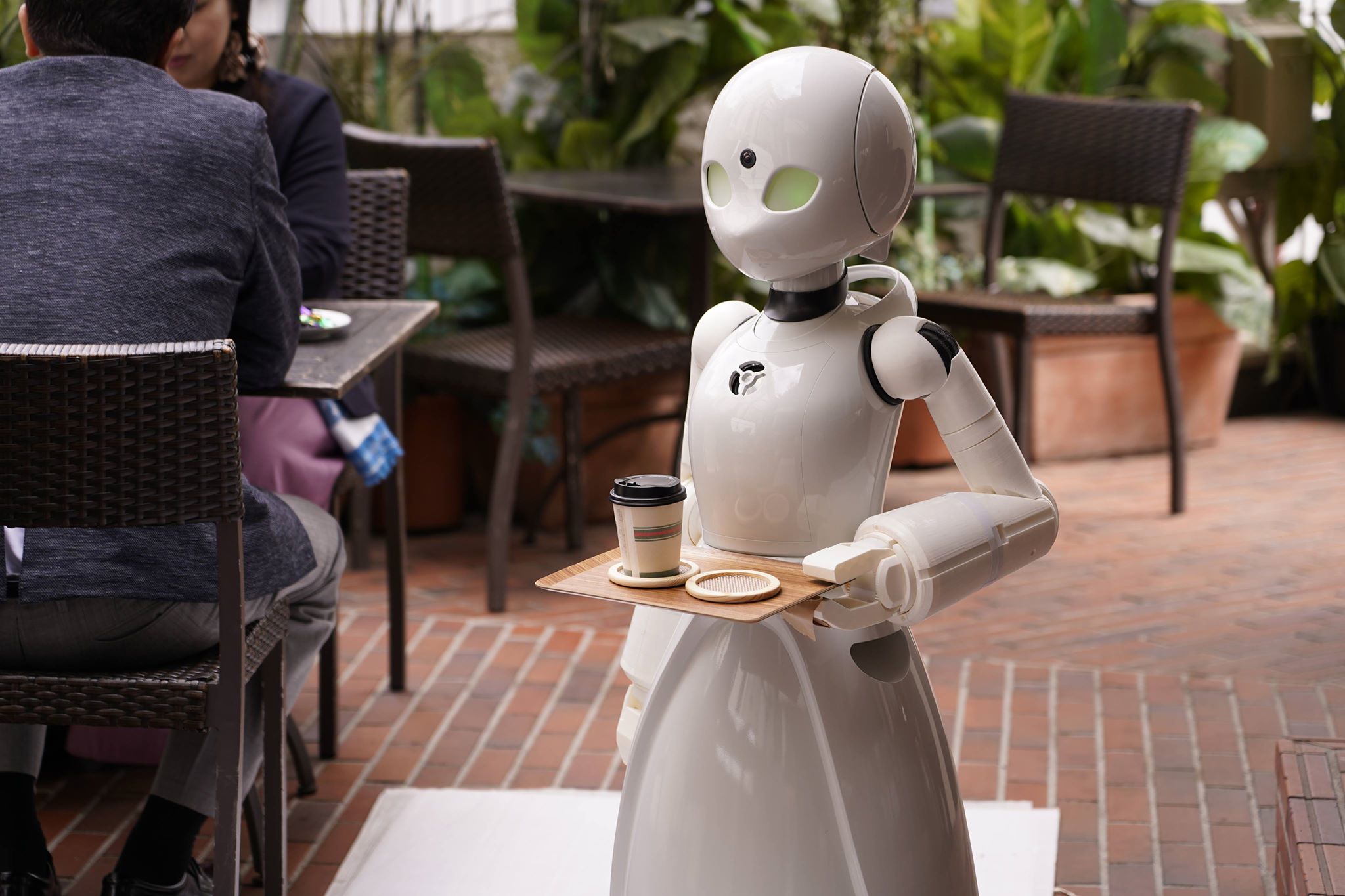 Tại nhà hàng, khách sạn hay siêu thị, robot có thể chào khách, phục vụ món ăn và hỗ trợ thanh toán