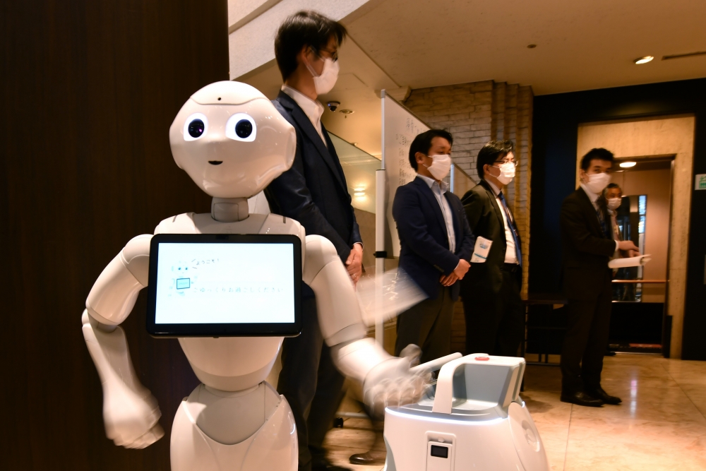 robot AI đang dần thay thế con người ở những vai trò lễ tân, hướng dẫn viên và kiểm kê hàng hóa