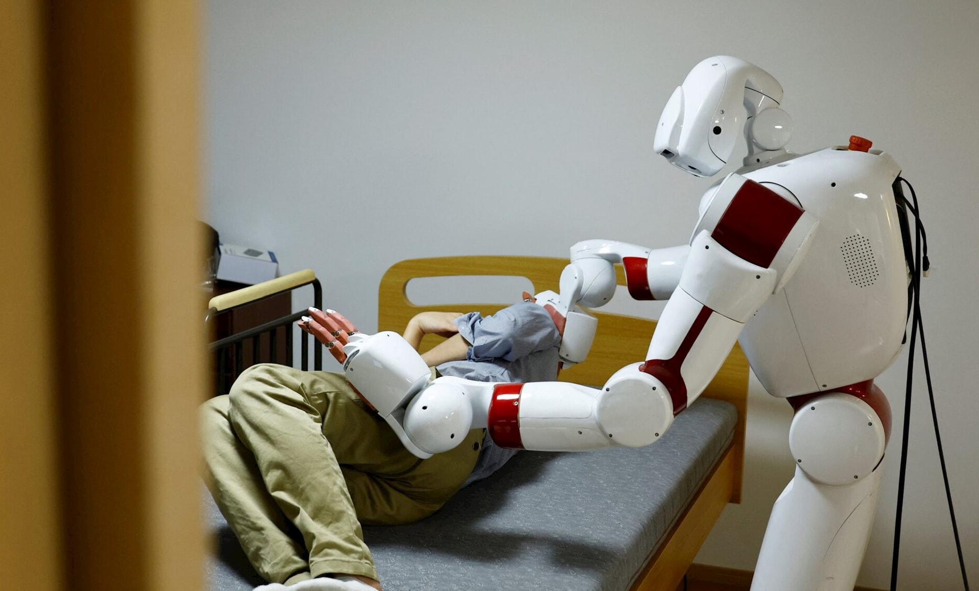 Trong lĩnh vực y tế, robot AI đang hỗ trợ bác sĩ thực hiện những ca phẫu thuật phức tạp, chăm sóc bệnh nhân và vận chuyển mẫu bệnh phẩm