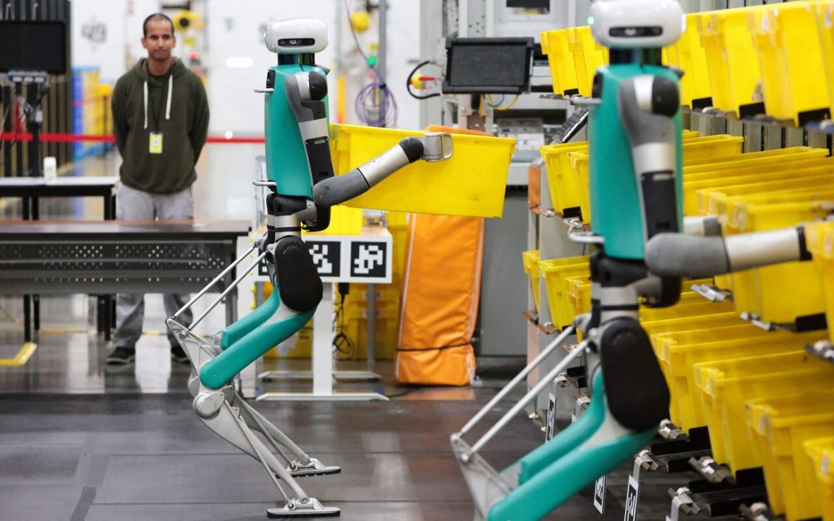  robot dịch vụ được thiết kế để tương tác trực tiếp và hỗ trợ con người trong các công việc thường nhật.