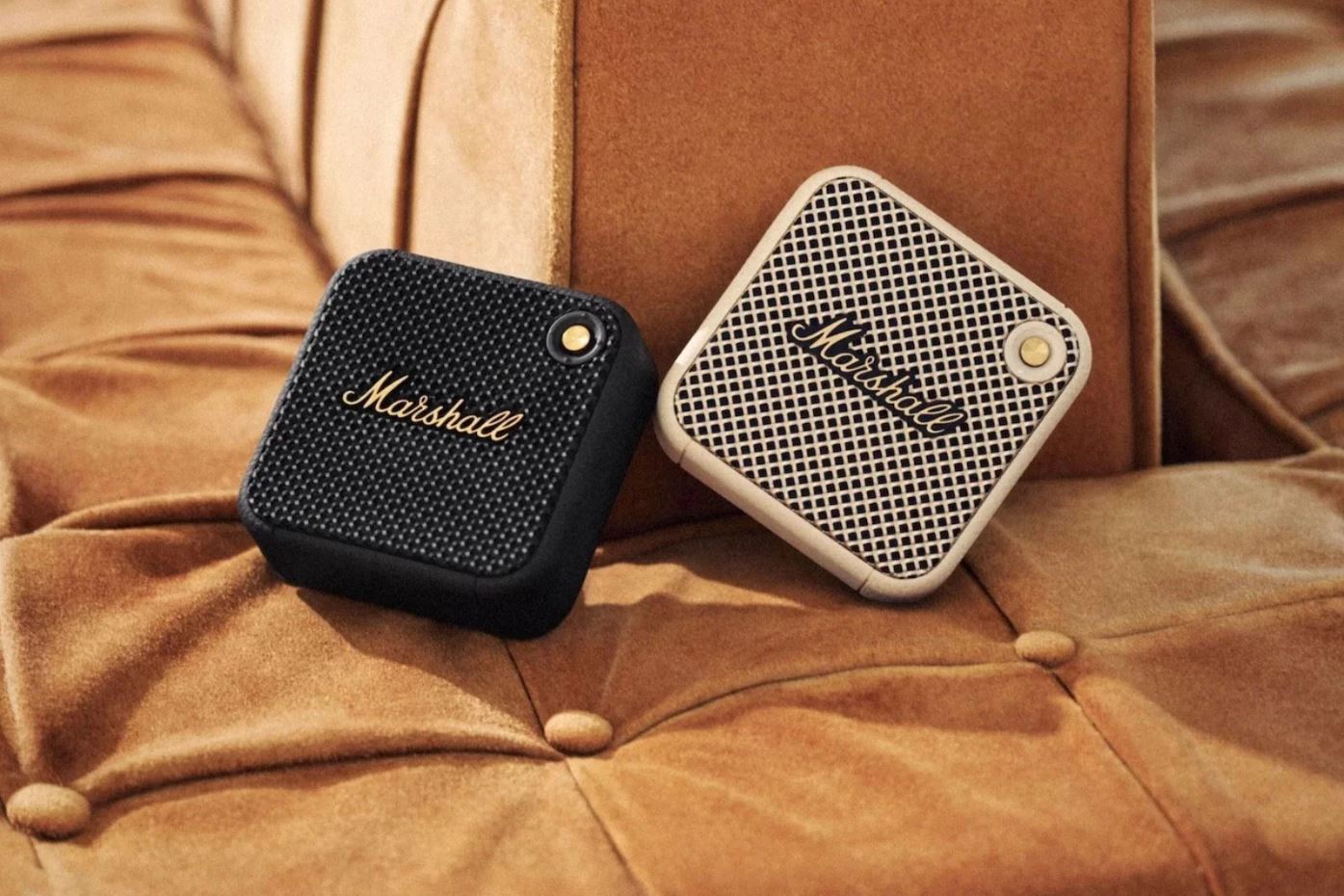 Một chiếc loa Bluetooth nhỏ gọn là món quà vui vẻ, hợp nghe nhạc, đi picnic hay trang trí góc làm việc. 