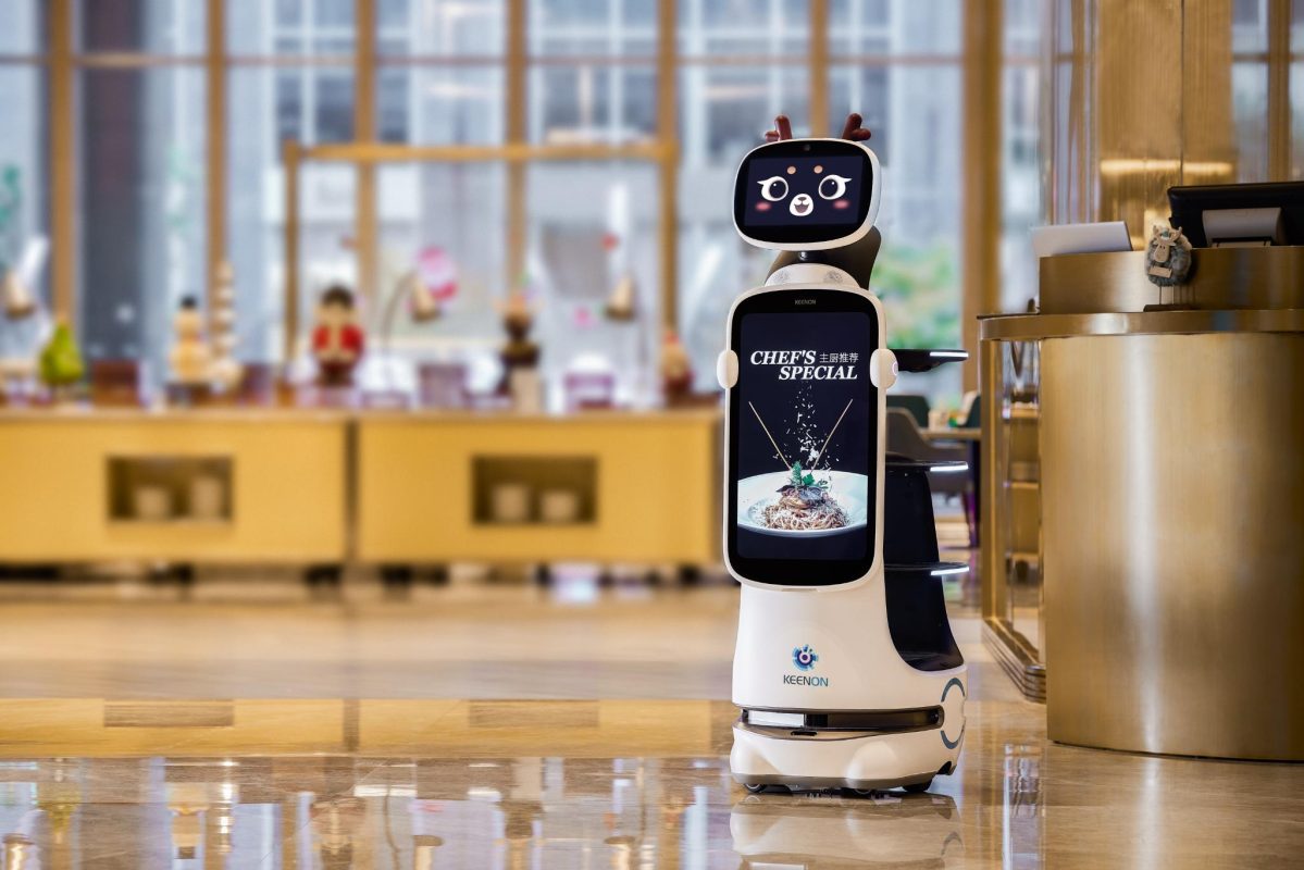 Ngoài việc phục vụ món ăn, nhiều dòng robot còn được sử dụng như lễ tân thông minh trong nhà hàng.