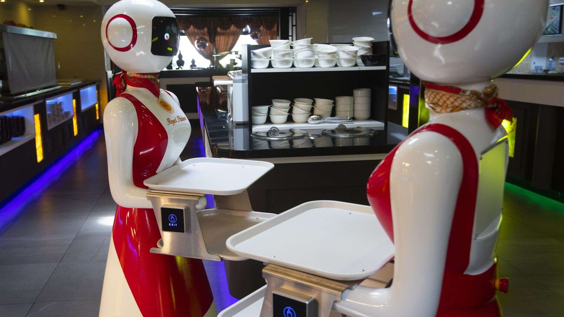 Robot phục vụ giúp nhà hàng xây dựng hình ảnh hiện đại, chuyên nghiệp và tạo điểm nhấn thương hiệu trong mắt khách hàng.