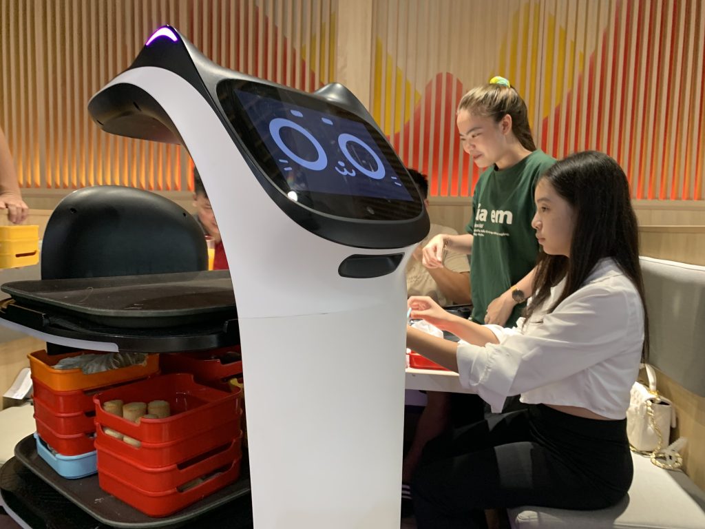 Tại Việt Nam, xu hướng sử dụng robot phục vụ nhà hàng cũng đang phát triển nhanh