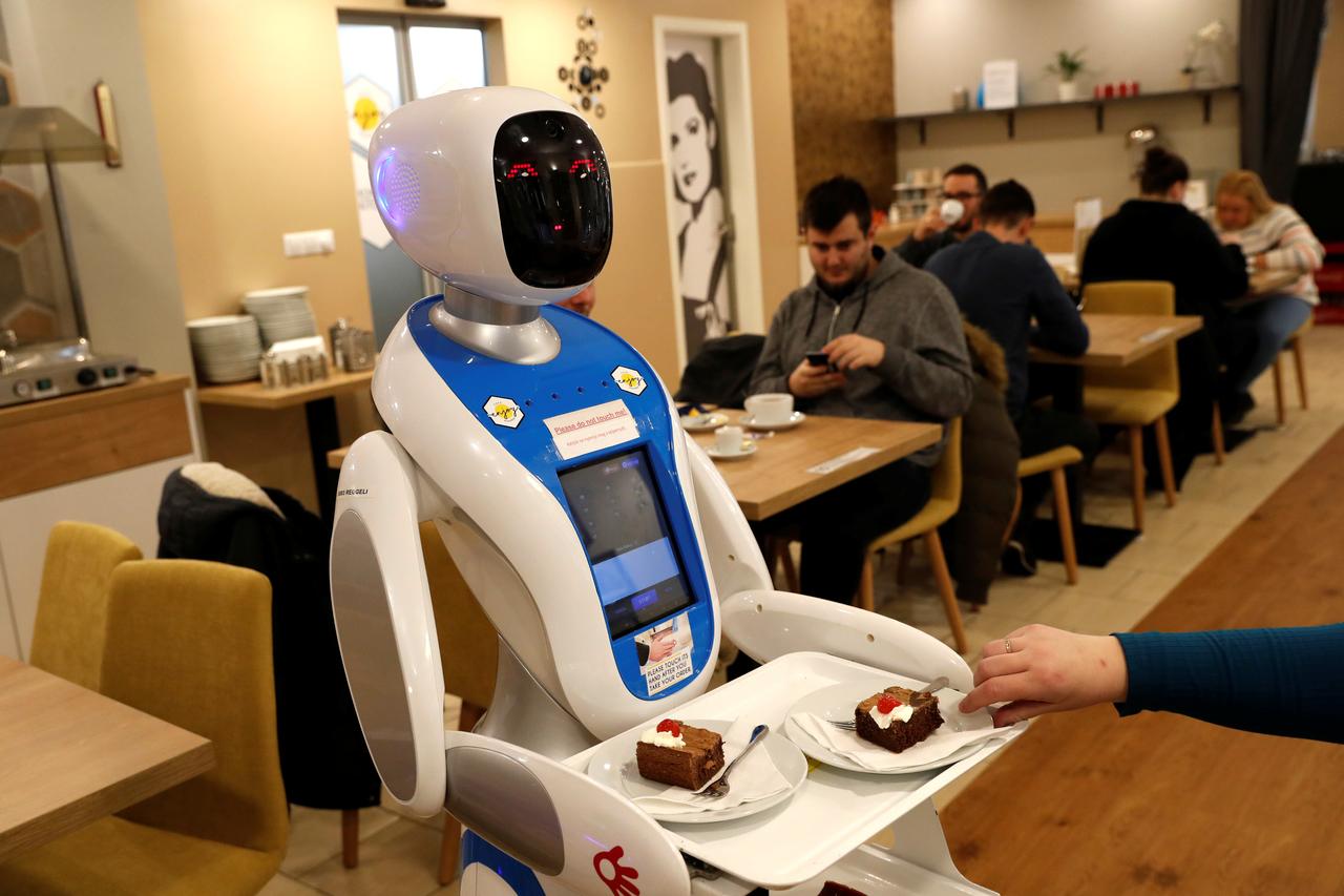 Lợi ích khi sử dụng robot phục vụ nhà hàng