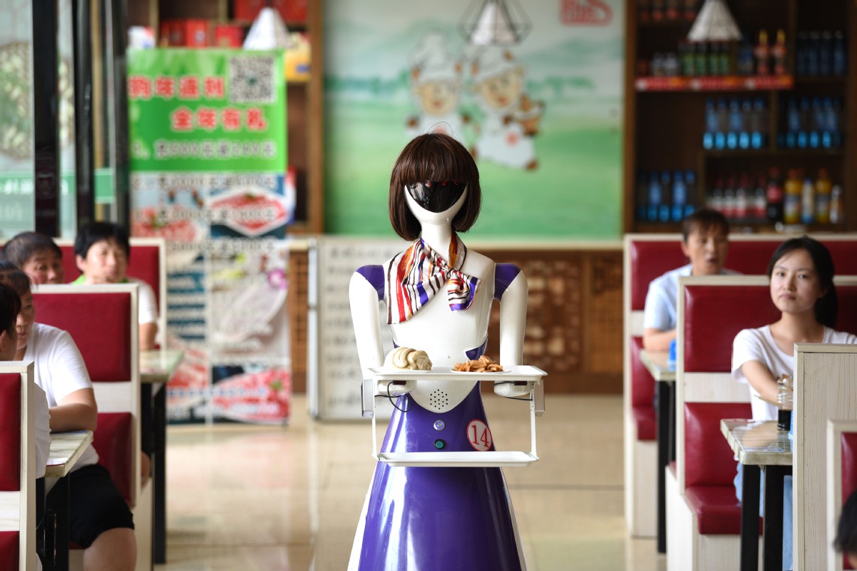 Việc ứng dụng robot phục vụ nhà hàng giúp doanh nghiệp giảm phụ thuộc vào lao động phổ thông