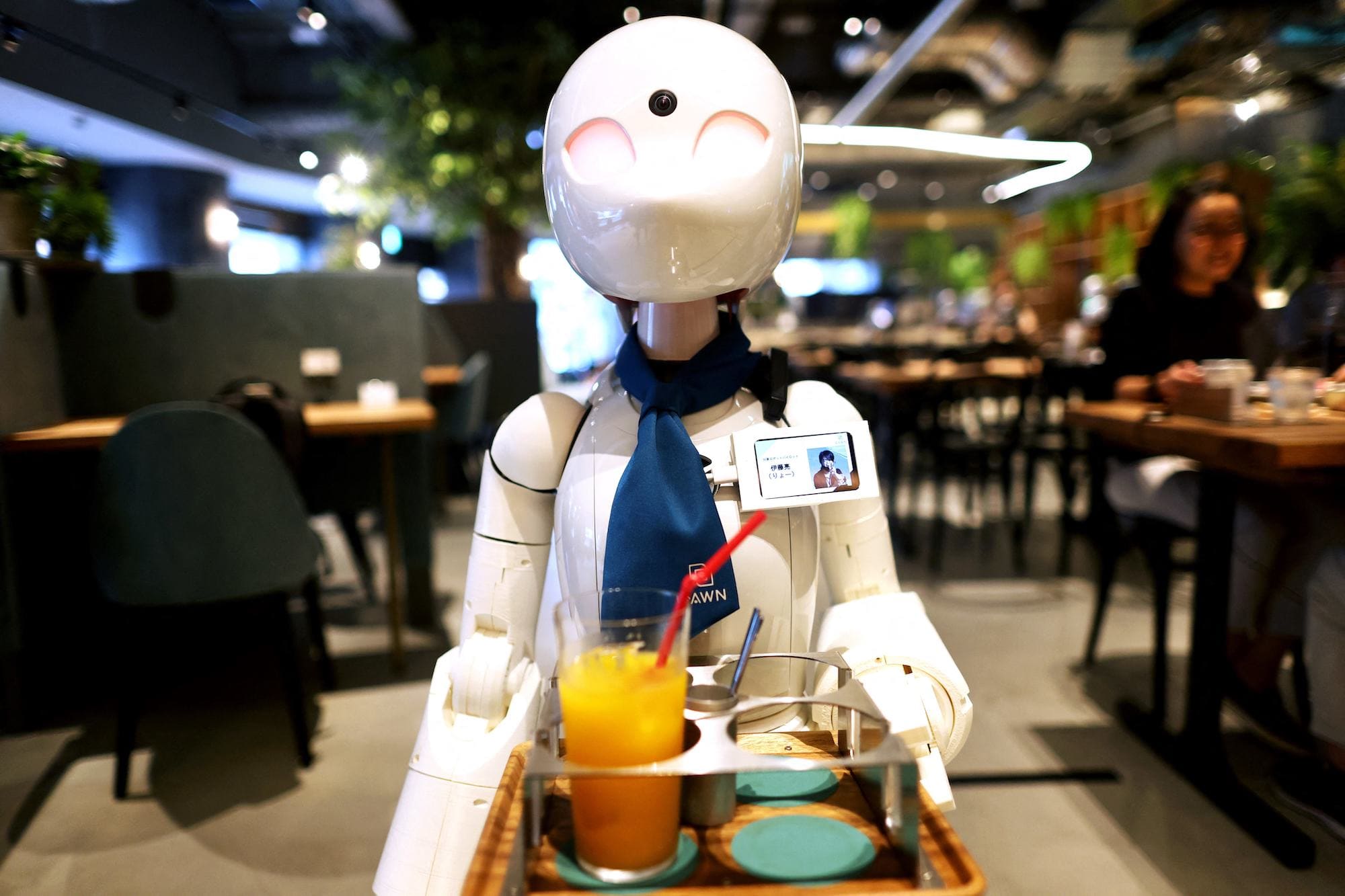 Robot phục vụ quán cafe được tích hợp nhiều công nghệ hiện đại