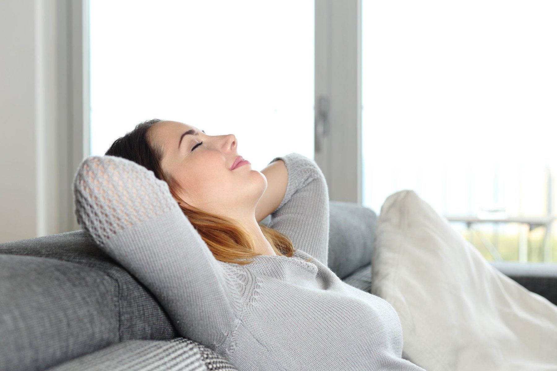 Một căn phòng gọn gàng, đủ ánh sáng và có góc nghỉ ngơi yên tĩnh sẽ giúp bạn cảm thấy thư thái hơn sau một ngày bận rộn.