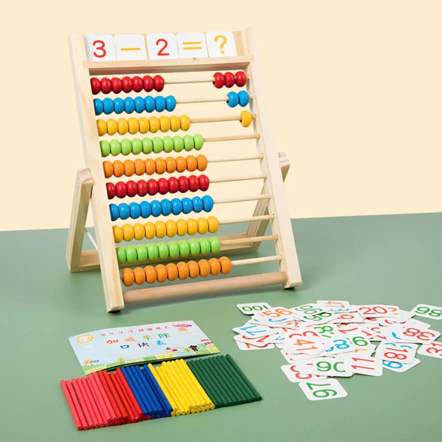 Những bộ que tính, khối đếm, cân thăng bằng, đồng hồ học giờ hay mê cung logic sẽ giúp các con hiểu toán theo cách trực quan hơn.