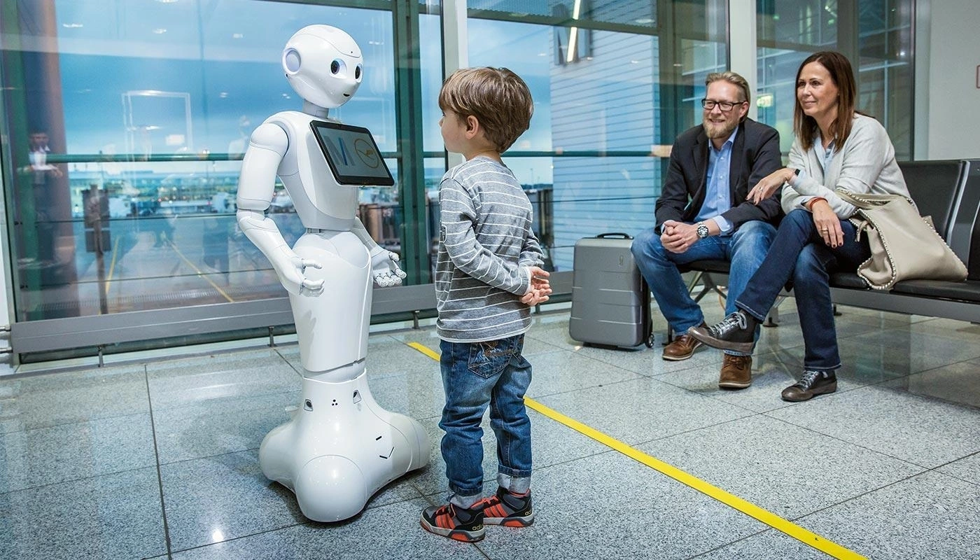 Robot trông trẻ có khả năng giao tiếp trực tiếp với trẻ thông qua giọng nói và các biểu cảm mô phỏng tự nhiên.