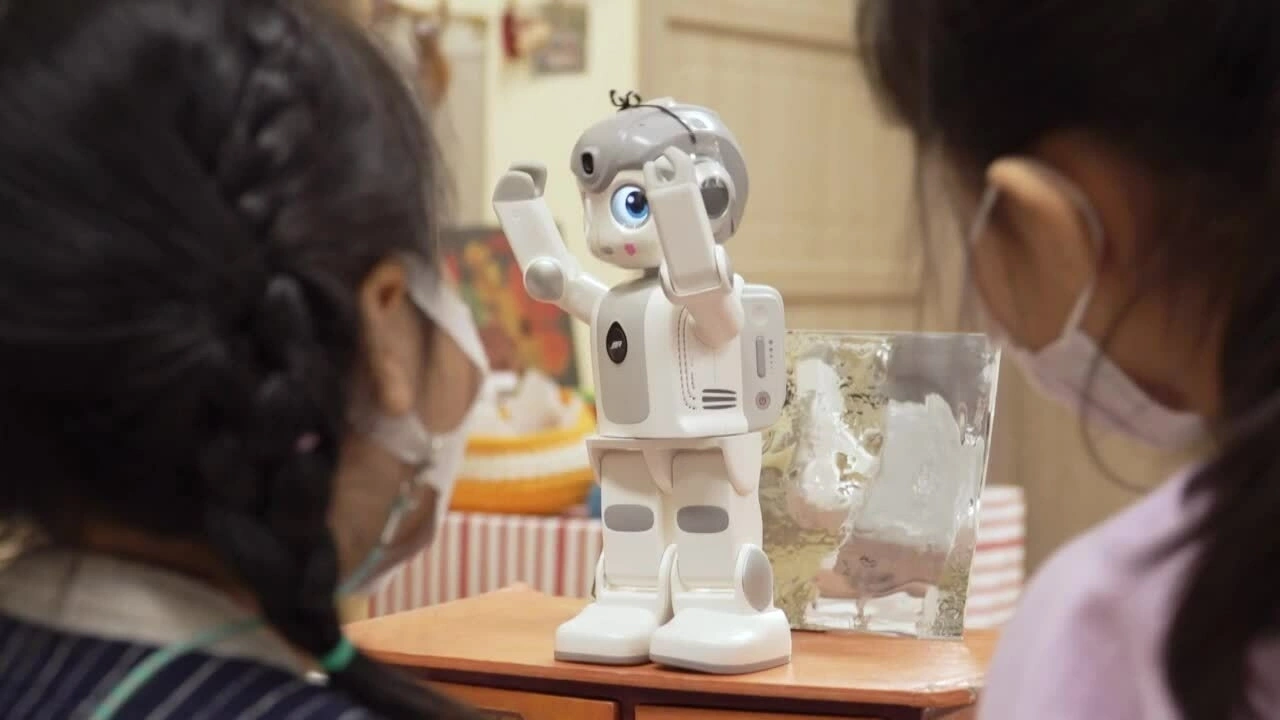 Robot trông trẻ giúp phụ huynh dễ dàng theo dõi và quản lý con nhỏ ngay cả khi đang làm việc hoặc không ở cạnh trẻ