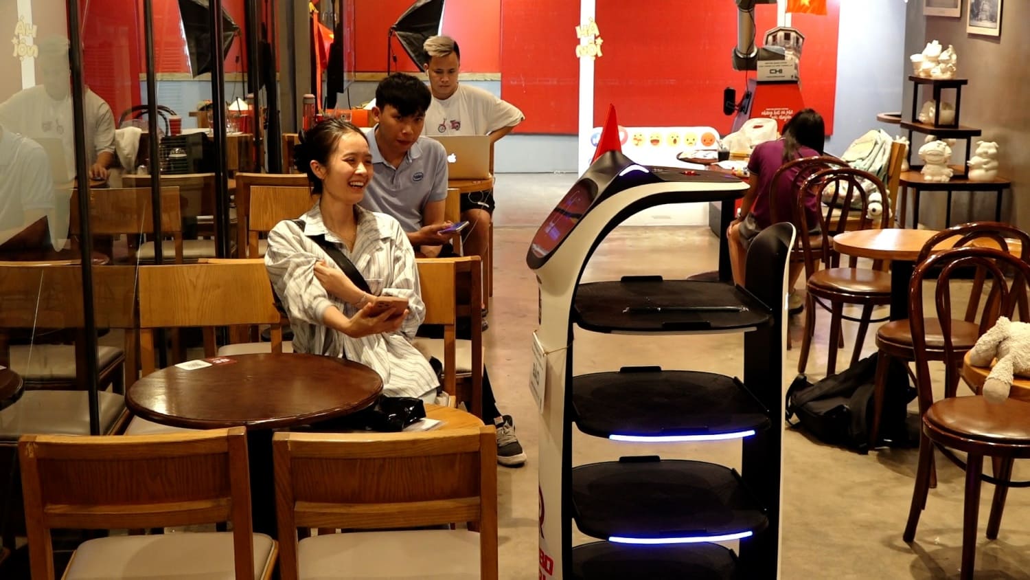 Việc sử dụng robot phục vụ mang lại nhiều lợi ích thiết thực cho doanh nghiệp
