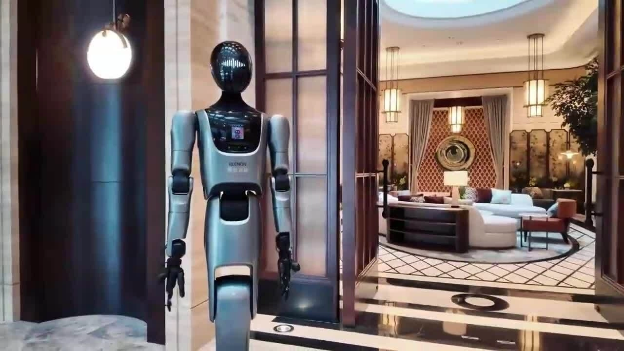 Trong ngành khách sạn và dịch vụ, robot quản gia được sử dụng để đón khách, giao đồ ăn hoặc hướng dẫn thông tin.