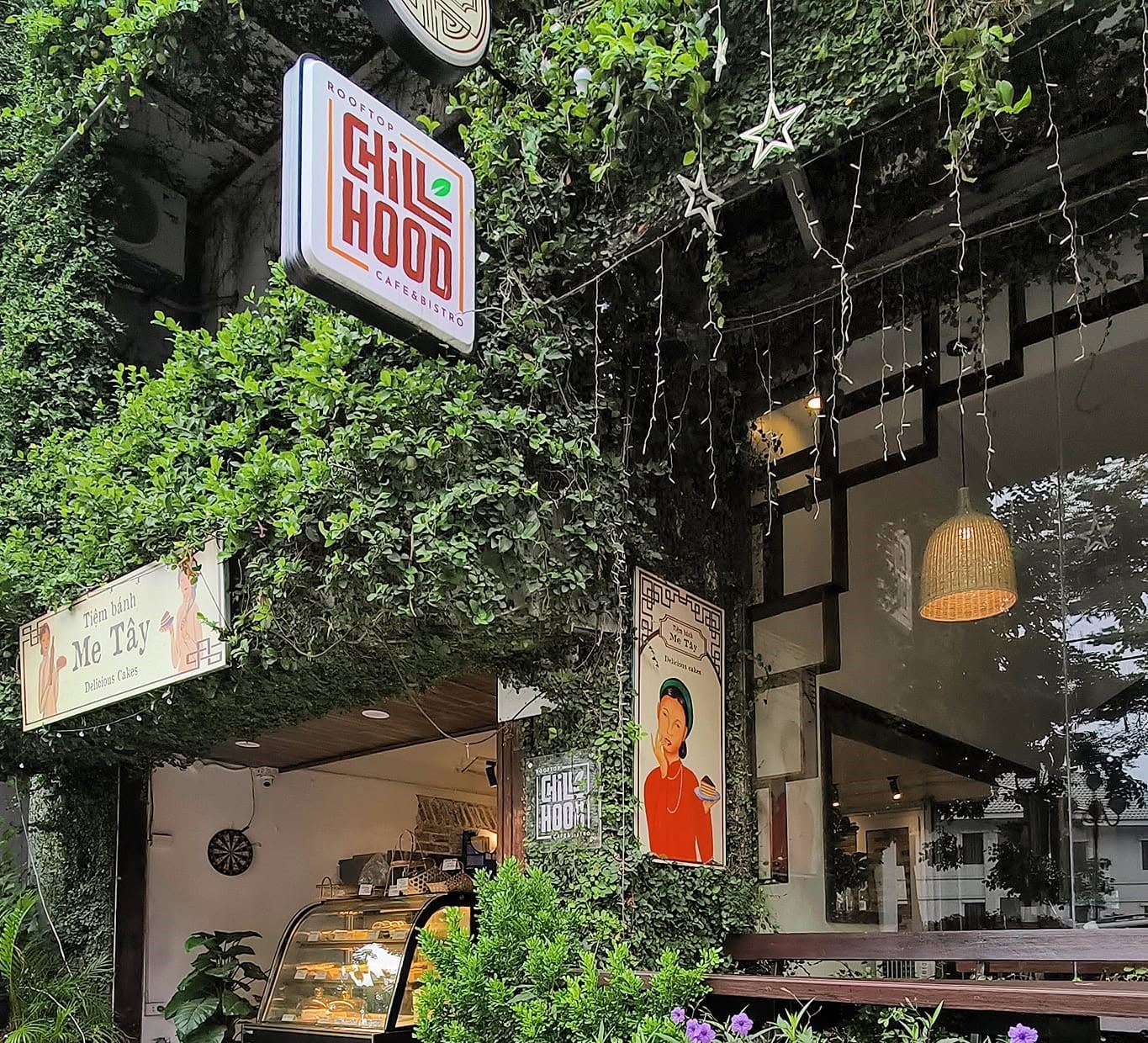 Chillhood - Rooftop Cafe & Bistro là điểm hẹn lý tưởng dành cho những ai yêu thích không gian mở với tầm nhìn hướng ra Hồ Tây