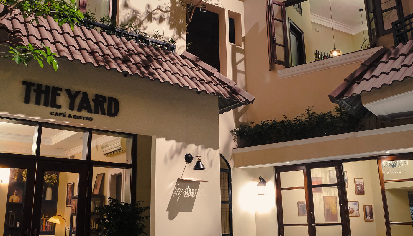 The Yard Cafe & Bistro mang đến không gian xanh mát với khu sân vườn rộng rãi, nhiều cây cối và cách bài trí theo phong cách tối giản hiện đại. 