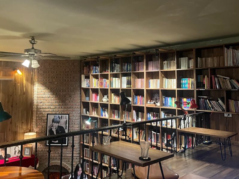 Tranquil Books & Coffee mang đến một không gian yên tĩnh, nhẹ nhàng với những giá sách lớn, tiếng nhạc du dương và bầu không khí rất dễ chịu