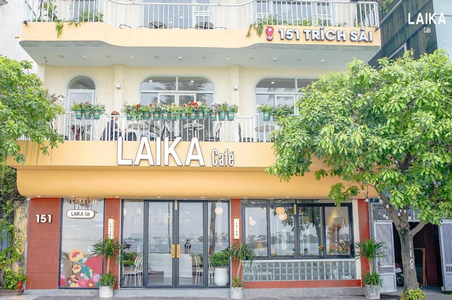 Laika Cafe Trích Sài là điểm đến quen thuộc của nhiều bạn trẻ nhờ không gian hiện đại và tầm nhìn hướng ra Hồ Tây thoáng đãng.