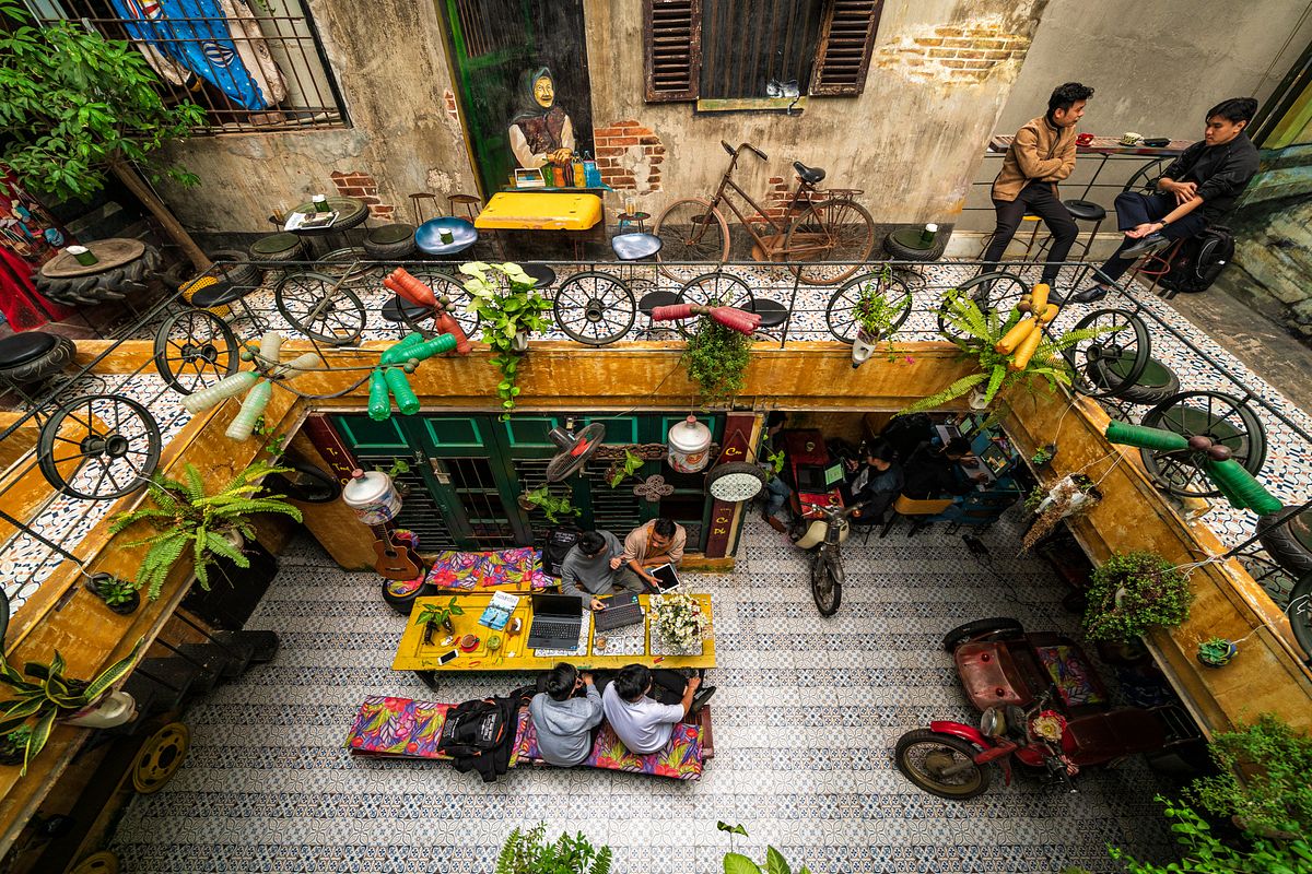 Hidden Gem Coffee mang đến trải nghiệm hoàn toàn khác biệt với không gian được trang trí từ những vật liệu tái chế và đồ thủ công đầy sáng tạo.