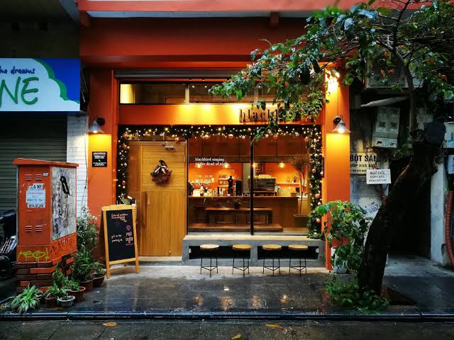 Blackbird Coffee ghi điểm với phong cách thiết kế tối giản, hiện đại cùng gam màu trung tính mang đến cảm giác nhẹ nhàng và tinh tế