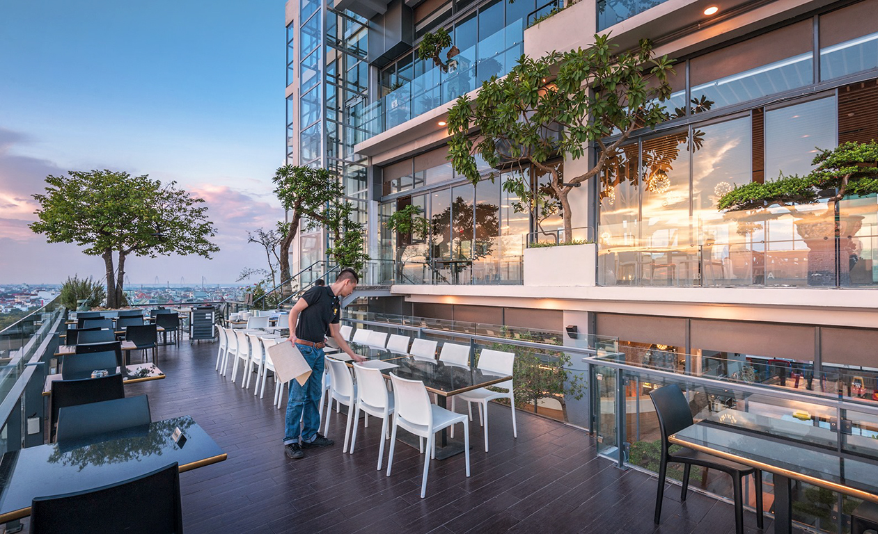 6 Degrees là một trong những quán cà phê rooftop nổi bật tại khu vực Hồ Tây