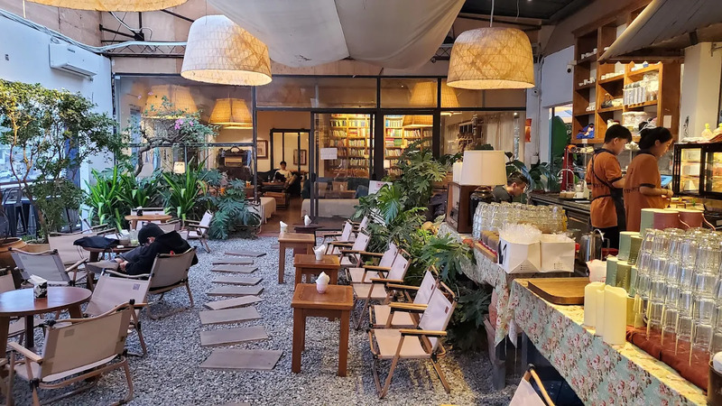 Tiny Post Cafe mang phong cách ấm cúng với không gian nhiều cây xanh, nội thất gỗ và những góc decor nhẹ nhàng. 