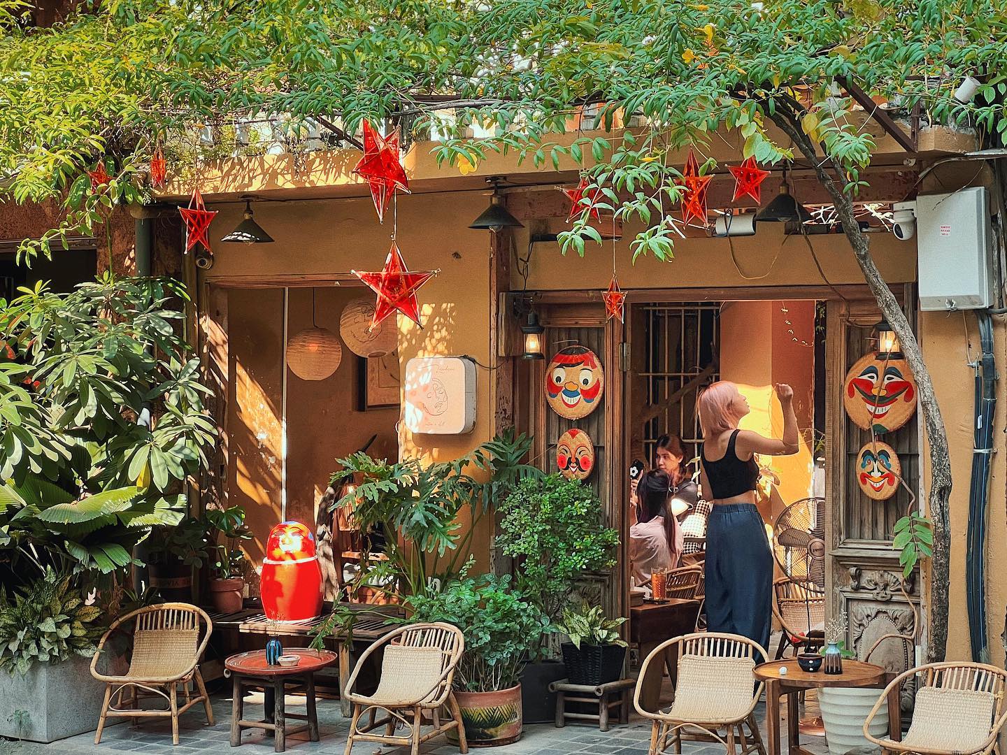 Lermalermer Café là một trong những quán cà phê được nhiều bạn trẻ yêu thích nhờ không gian tối giản mang phong cách Hàn Quốc cùng khu sân vườn ngập tràn cây xanh