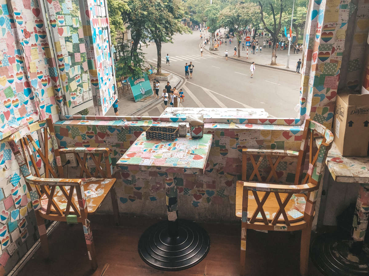 The Note Coffee nổi bật giữa khu phố cổ nhờ không gian được phủ kín bởi hàng nghìn tờ giấy note đầy màu sắc