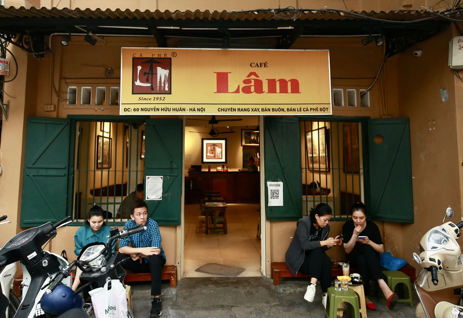 Là một trong những quán cà phê lâu đời nhất Hà Nội, Cafe Lâm vẫn giữ được nét mộc mạc và giản dị đã gắn bó với nhiều thế hệ người yêu cà phê