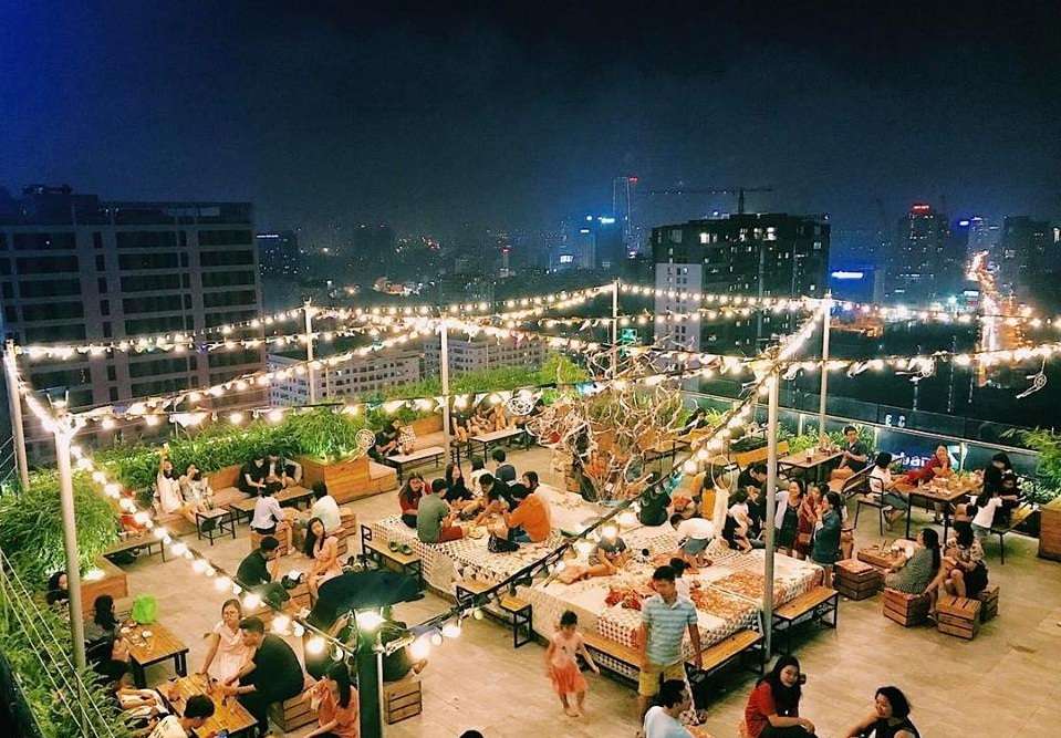 Trill Rooftop Café là một trong những quán rooftop nổi tiếng tại Hà Nội với không gian rộng