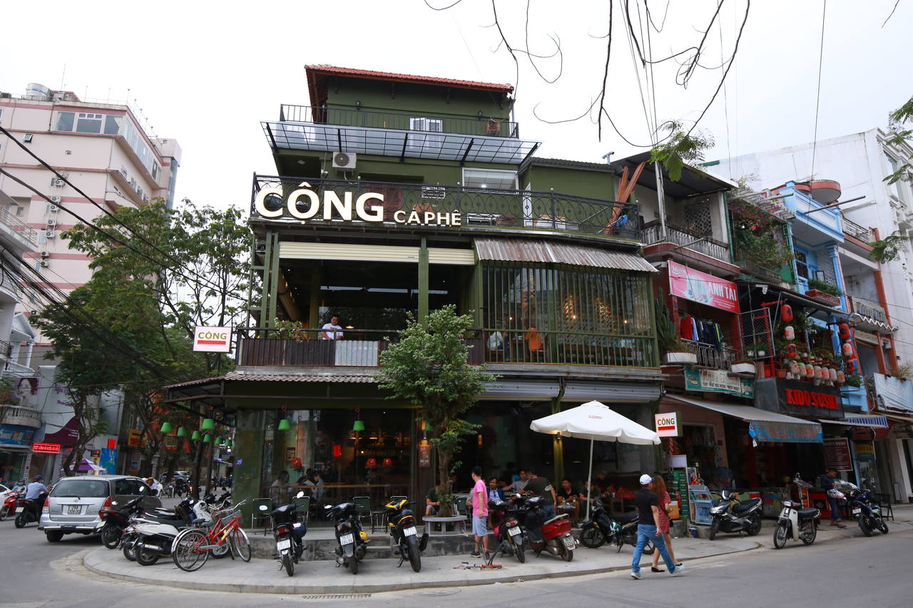 Cộng Cà Phê Tràng Tiền là lựa chọn quen thuộc của nhiều người nhờ vị trí ngay trung tâm, chỉ cách Hồ Gươm và phố đi bộ vài phút đi bộ.