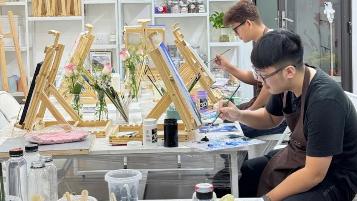 Nếu đang tìm kiếm một không gian vẽ tranh mang tính chữa lành và thư giãn, Dun Art Workshop là cái tên đáng cân nhắc