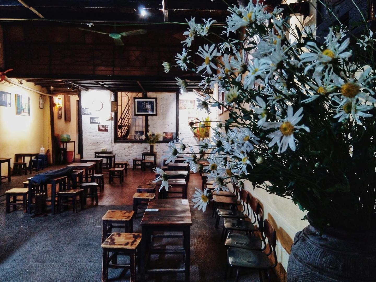 The Note Coffee là một trong những quán cafe nổi tiếng nhất khu vực Hồ Gươm nhờ không gian phủ kín hàng nghìn mảnh giấy note đầy màu sắc