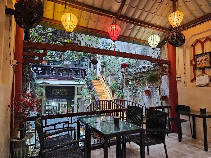 The Hanoi Social Club mang phong cách mộc mạc với nhiều cây xanh, nội thất gỗ và những góc ngồi tạo cảm giác gần gũi như một ngôi nhà nhỏ