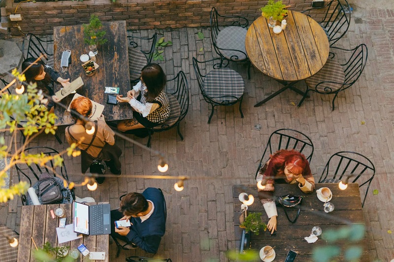 Xofa Café & Bistro là một trong những quán cafe được nhiều bạn trẻ yêu thích nhờ không gian rộng, nhiều cây xanh và thiết kế mang phong cách châu Âu hiện đại