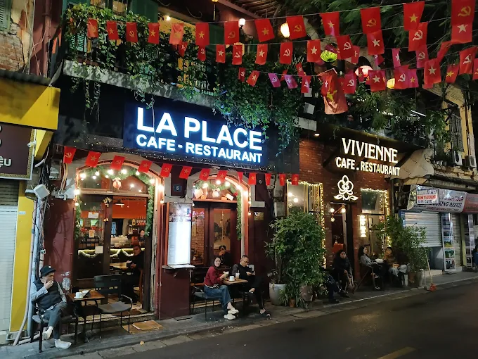 La Place Café nằm ngay đối diện Nhà thờ Lớn Hà Nội và là một trong những quán được nhiều người lựa chọn khi muốn vừa uống cà phê vừa ngắm kiến trúc đặc trưng của khu vực này.