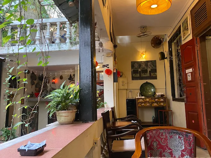 Ẩn mình trong một con ngõ nhỏ trên phố Mã Mây, Nola Cafe mang đến cảm giác tách biệt hoàn toàn với sự nhộn nhịp bên ngoài.