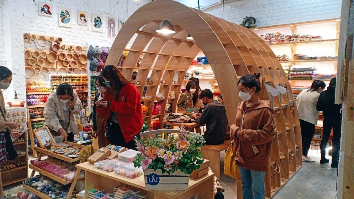 Sở hữu phong cách vintage đầy hoài niệm, Tiệm Tạp Hóa Nhà May là nơi phù hợp cho những ai yêu thích các món đồ thủ công mang màu sắc cổ điển