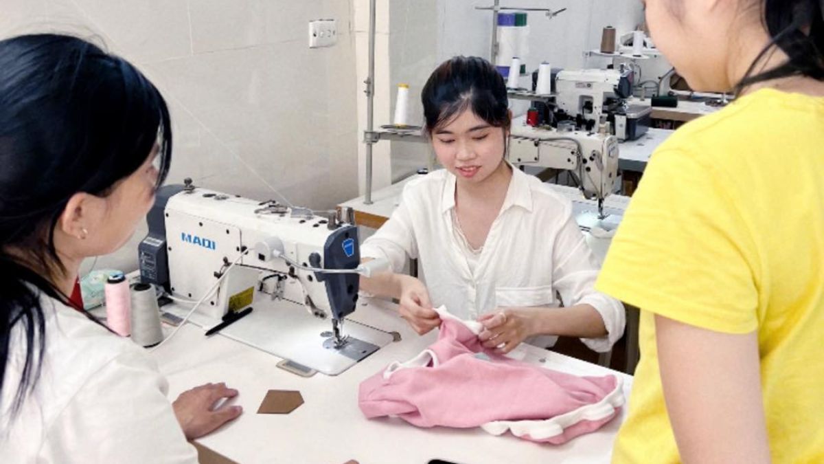 Hachi là cái tên được hội mê thời trang ở Hà Nội cực kỳ ưa chuộng nhờ các lớp may vá và thiết kế bám sát thực tế