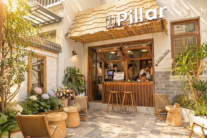Pillar Coffee nổi bật với phong cách thiết kế hiện đại kết hợp nhiều mảng cam, tạo nên một không gian mở thoáng đãng giữa lòng quận Cầu Giấy