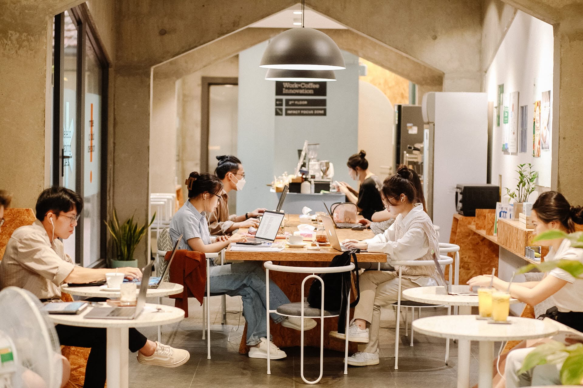 InFact Coffee mang đến một không gian học tập vô cùng hiện đại, tối giản và tràn đầy năng lượng tích cực.