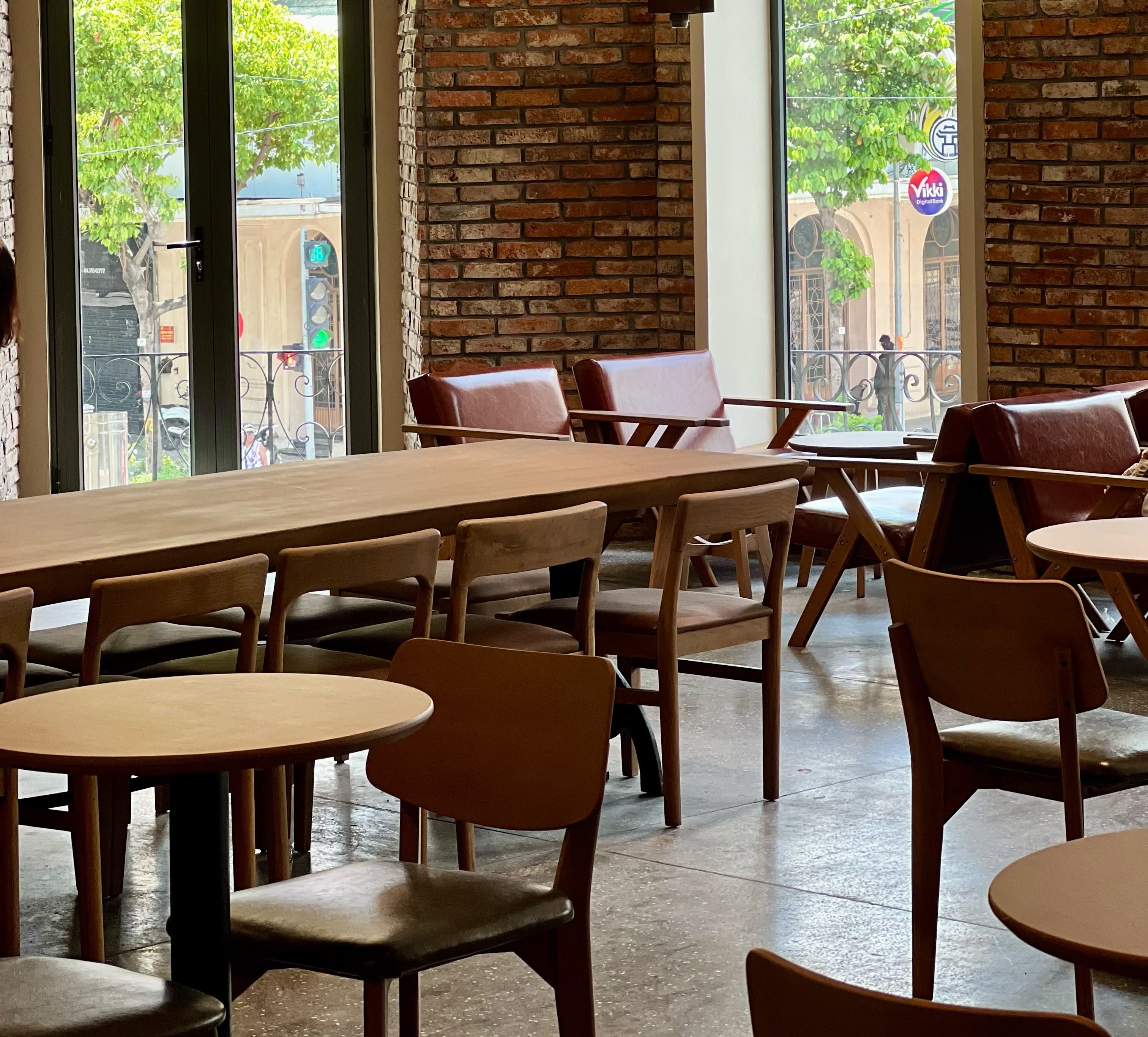The Coffee House là thương hiệu quen thuộc với nhiều sinh viên nhờ không gian hiện đại, dễ tìm và phù hợp cho nhiều mục đích khác nhau