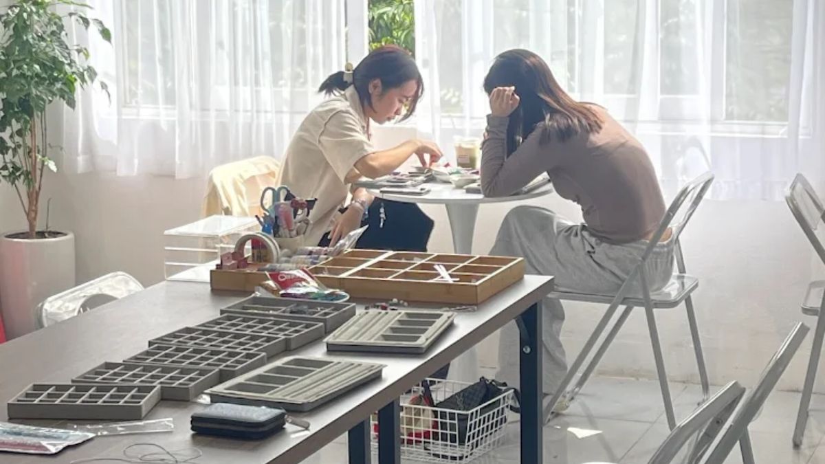 Ngoidaymo.workshop nổi bật với loạt hoạt động handmade mang tính thư giãn cao và không gian decor tối giản nhưng ấm cúng