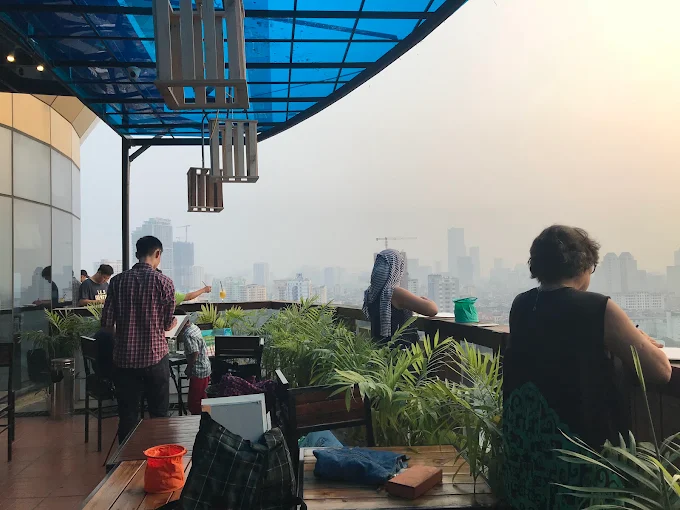 Brothers Rooftop Coffee mang đến cảm giác như tách biệt hoàn toàn khỏi sự ồn ào bên dưới.