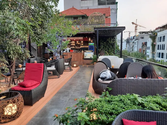 Harleys Coffee là một trong những quán rooftop mang phong cách trẻ trung và năng động ngay giữa khu vực Cầu Giấy