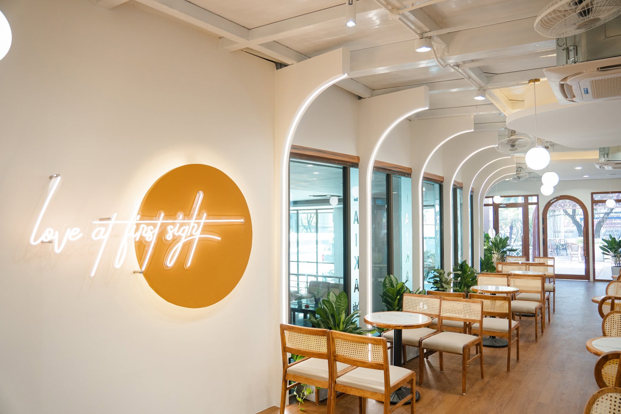LAIKA Cafe – Xuân Thủy luôn mang đến cảm giác hiện đại, năng động nhưng vẫn đủ thư giãn để bạn dành hàng giờ ngồi lại