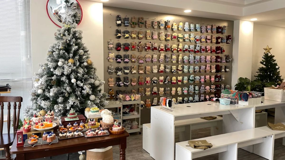 Lamor Studio là địa điểm workshop handmade nổi tiếng tại Hà Nội với các buổi workshop làm gấu thơm cực kỳ dễ thương và thư giãn