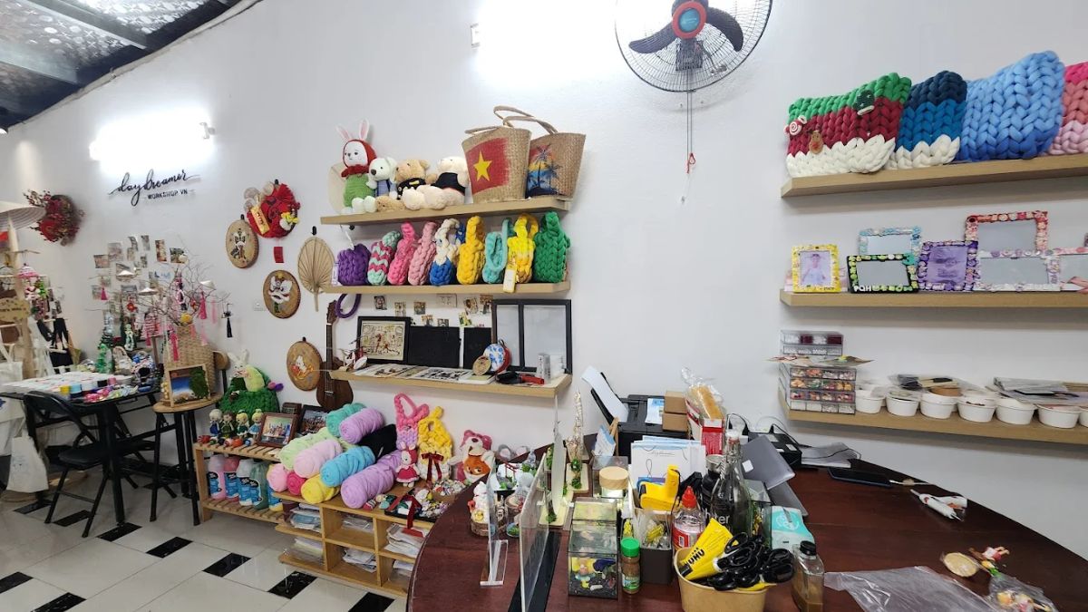 Daydreamer Workshop VN là workshop handmade sáng tạo với nhiều mẫu thú bông cực xinh và không gian cực kỳ nghệ thuật