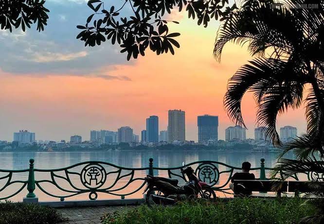 Sau khi vui chơi thỏa thích tại Công viên nước Hồ Tây, bạn có thể kết hợp khám phá thêm nhiều địa điểm nổi tiếng xung quanh để chuyến đi trở nên trọn vẹn hơn